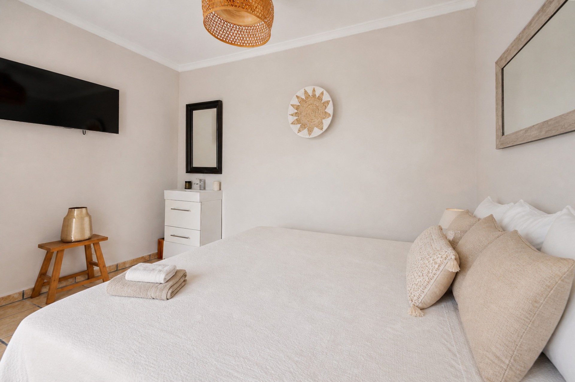 Slaapkamer 3 met tweepersoonsbed, tv en wastafel