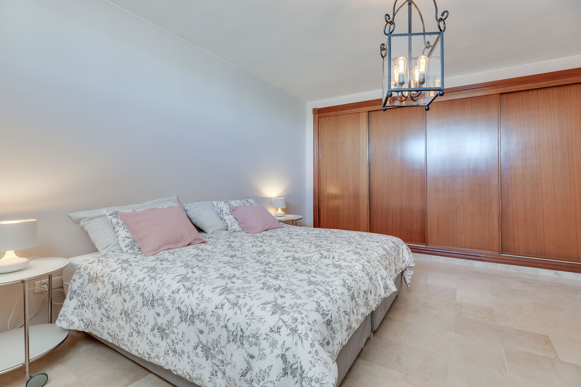 Slaapkamer 1 met ruime houten inbouwkast