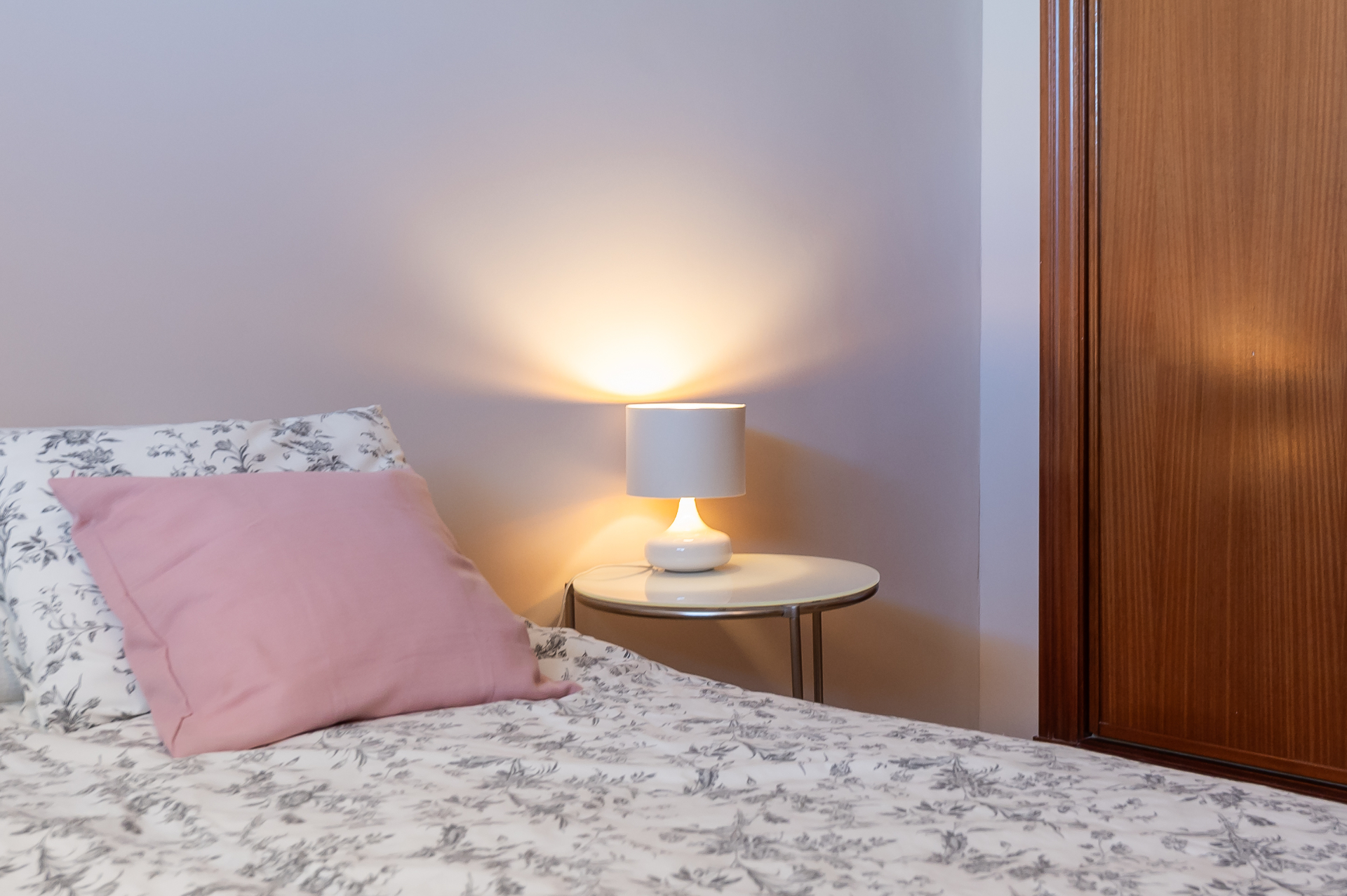 Sfeervol detail van slaapkamer 1 met nachtlampje
