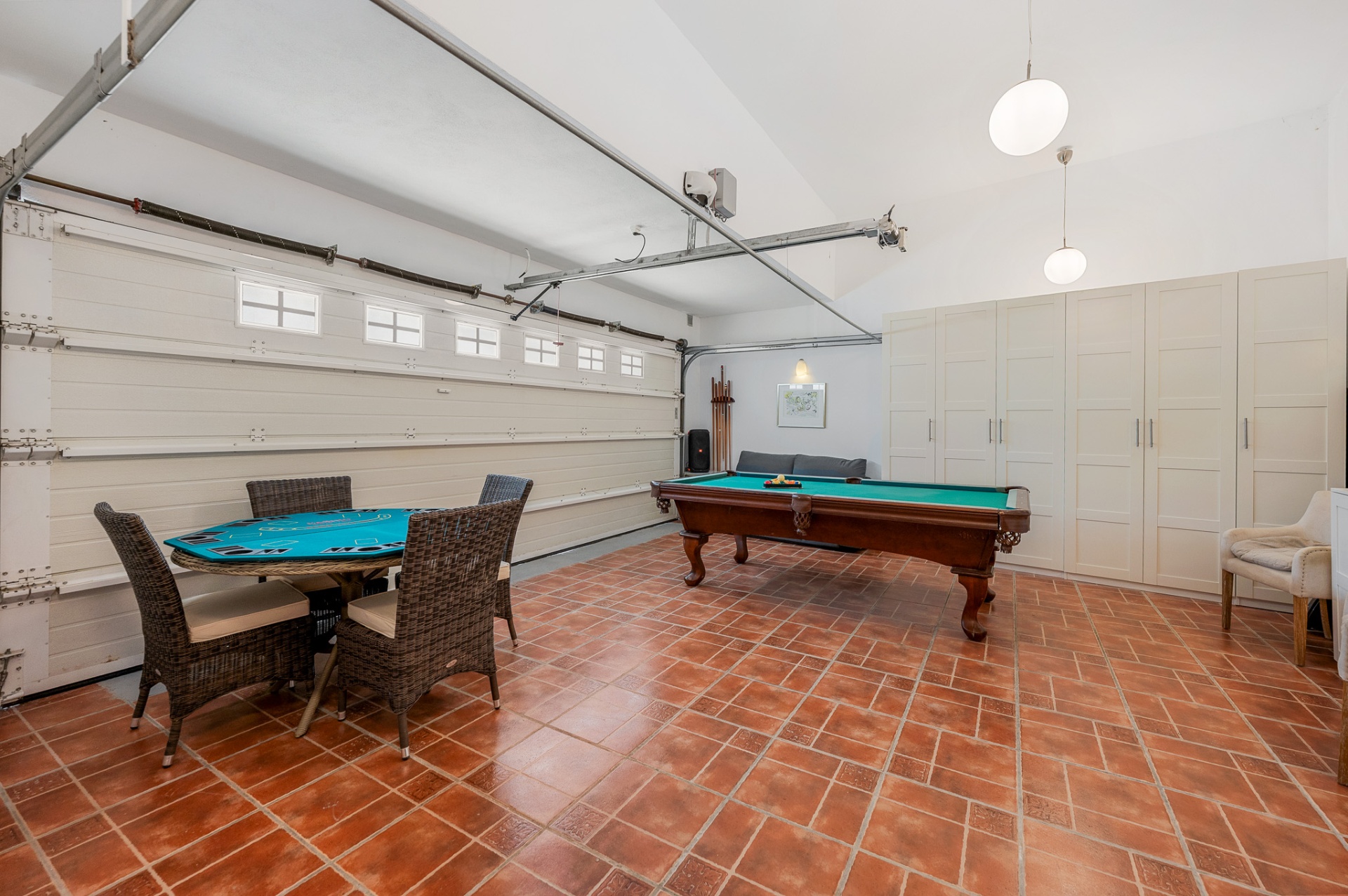 Activiteitenruimte met poolbiljart, pokertafel en hoge plafonds