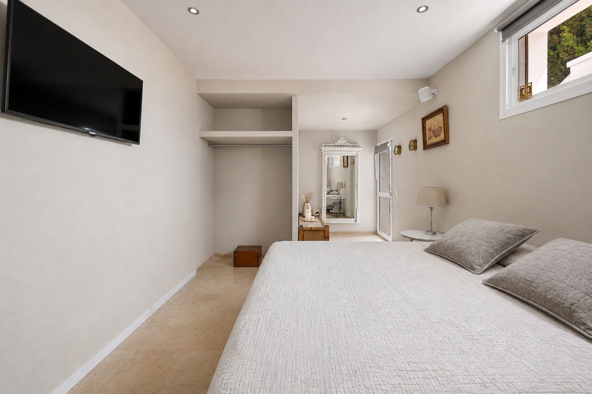 Slaapkamer 5 met flatscreen tv, inbouwkast en daglicht