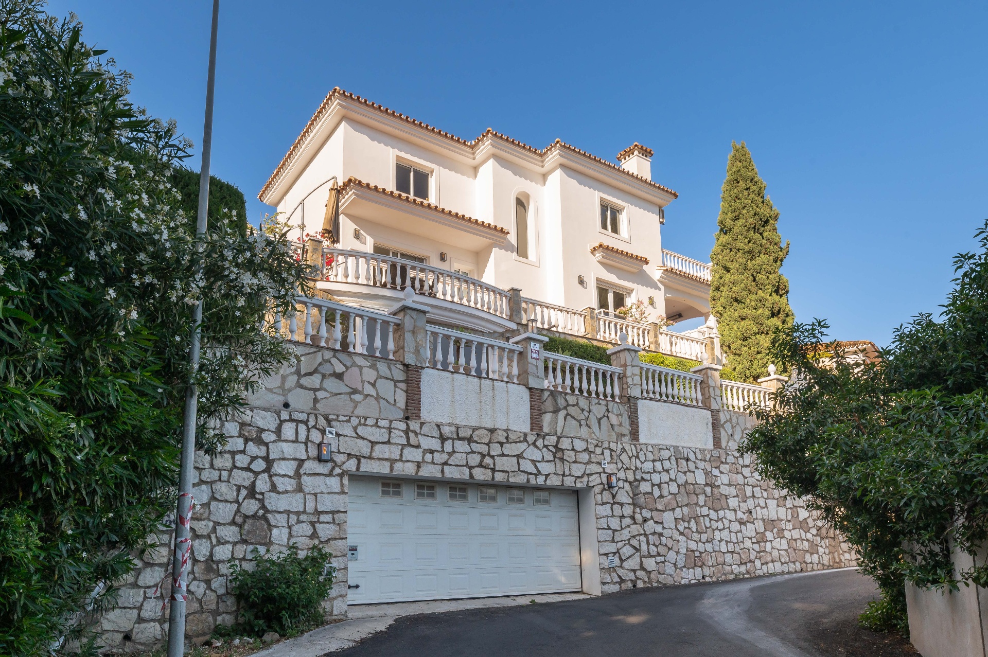 Voorkant villa met garage en balustrade