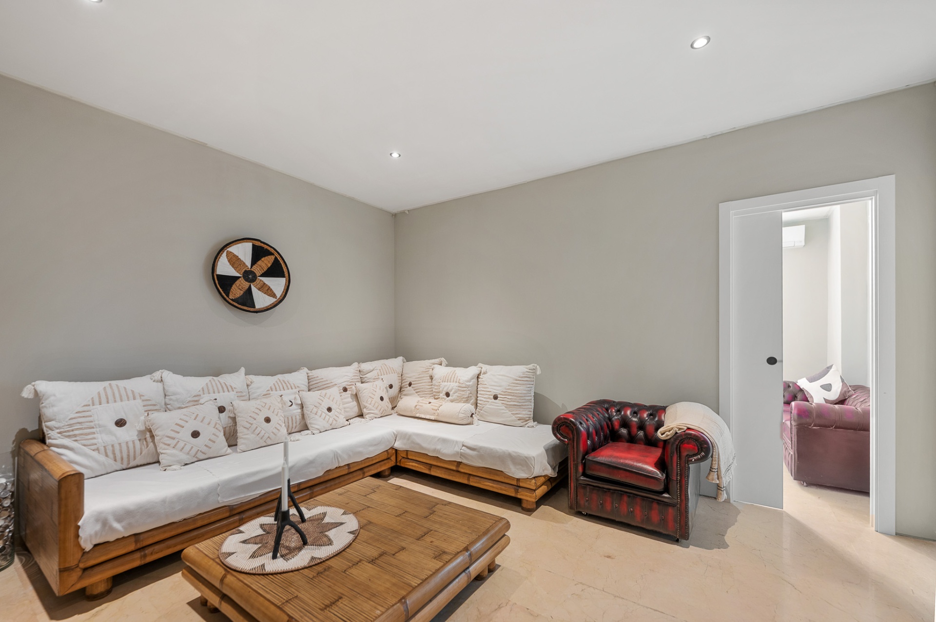 Bioscooplounge met bamboe hoekbank en rode chesterfield fauteuil