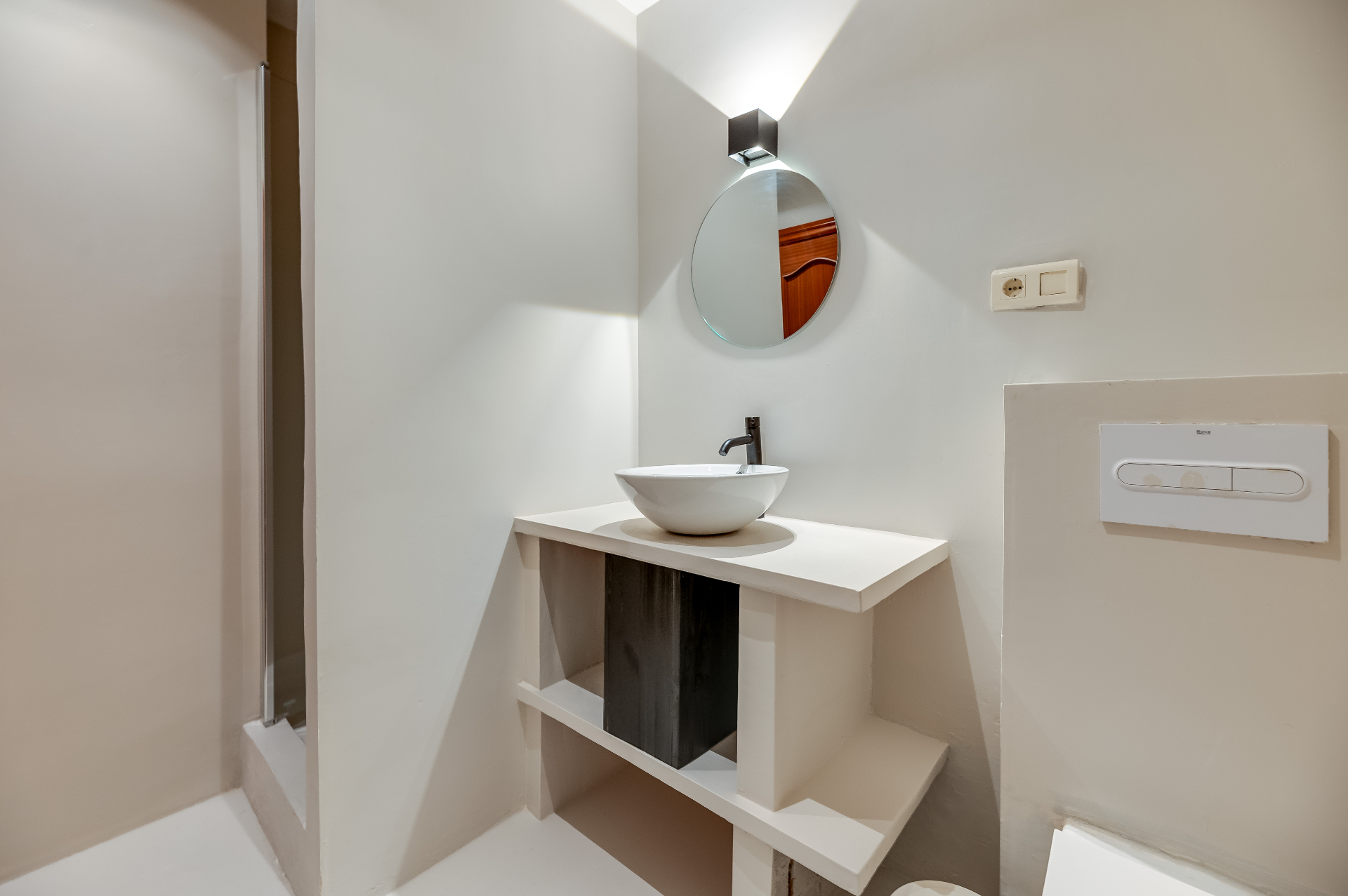 Badkamer 1 met waskom en ronde spiegel