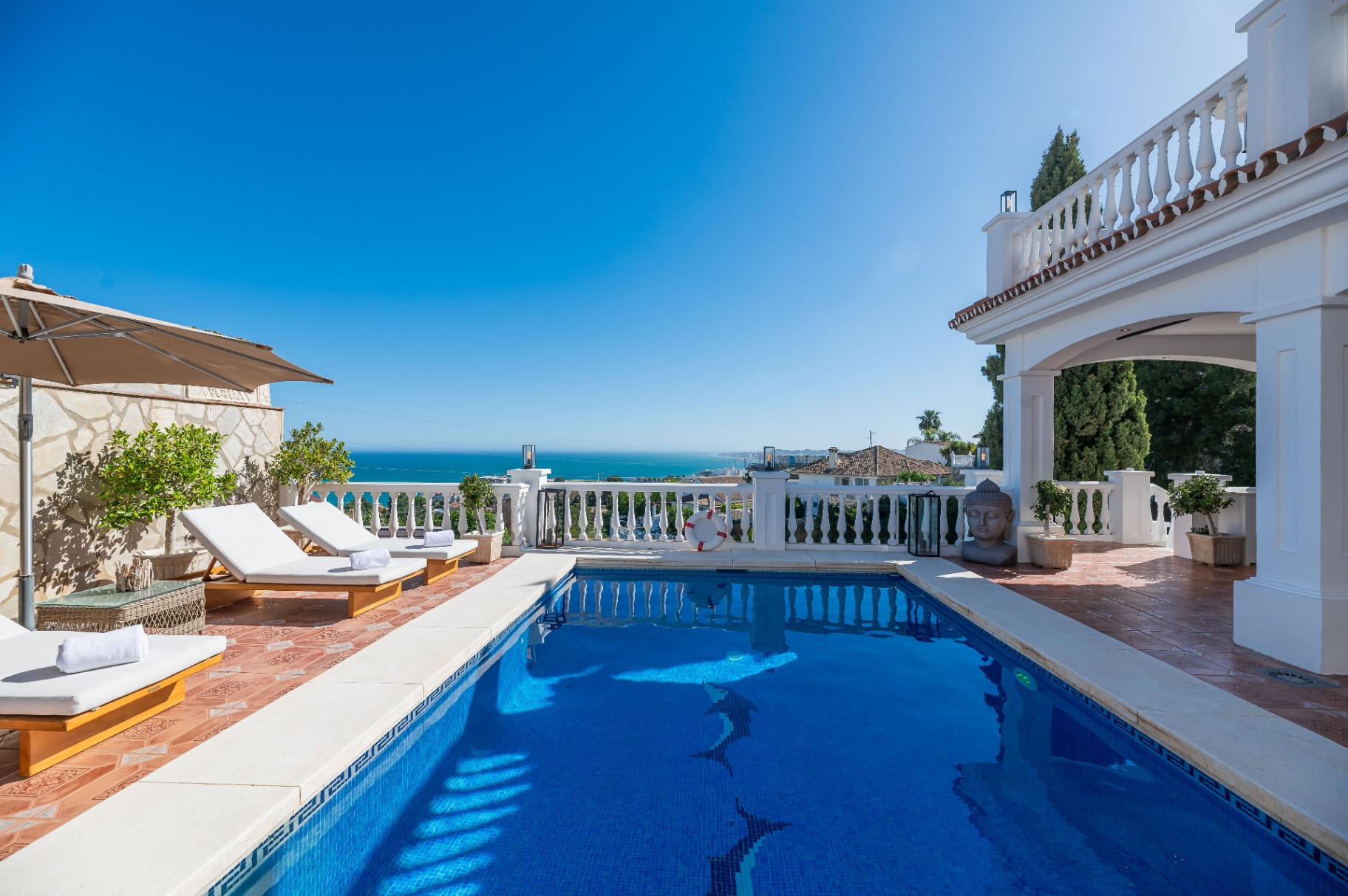 Zwembad met veranda en zicht op de baai