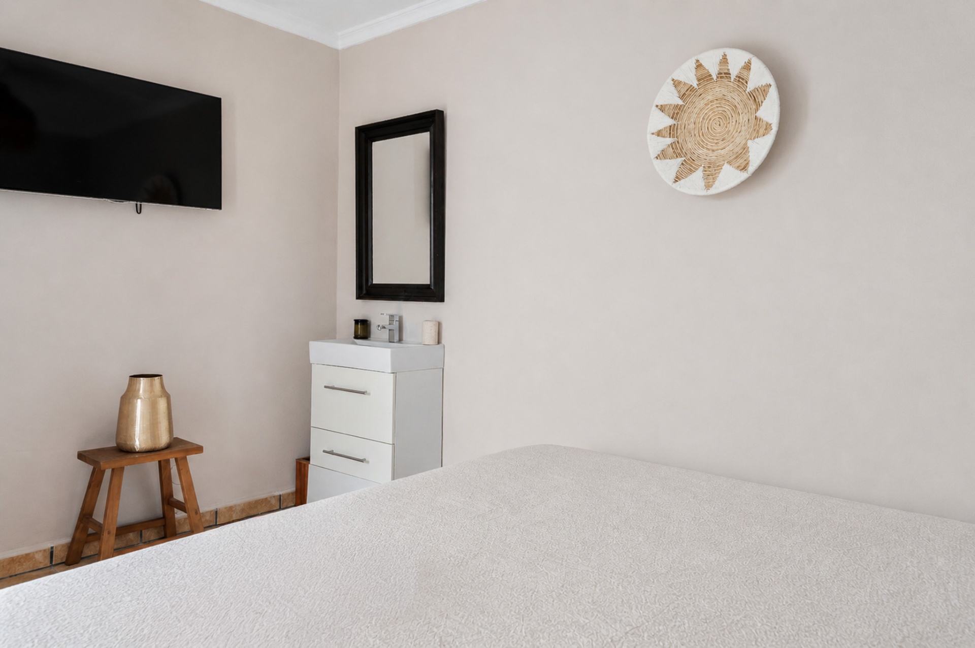 Slaapkamer 3 met witte wastafelmeubel en decoratie