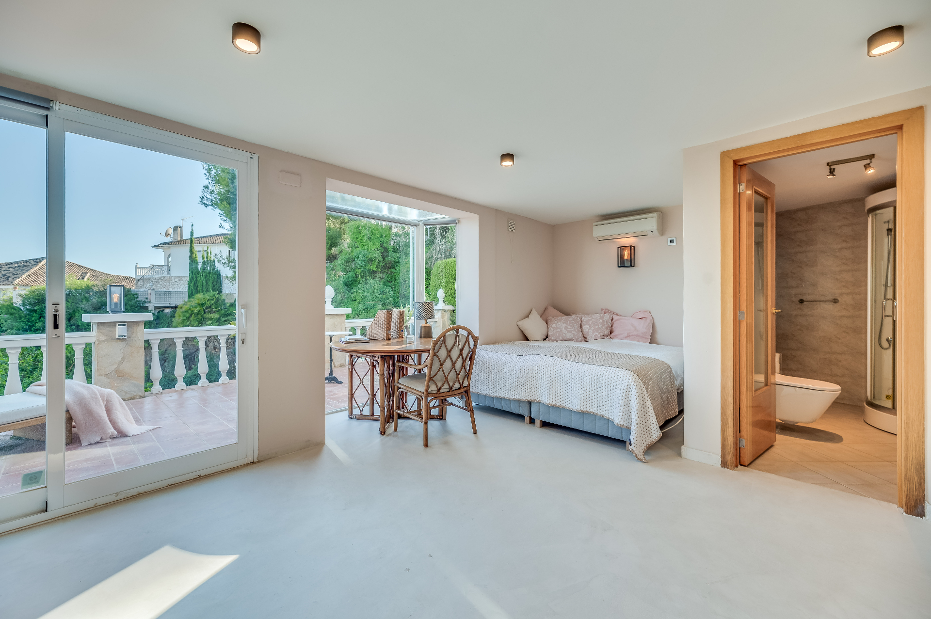 Slaapkamer 2 met terrasdeur, zitje en ensuite badkamer