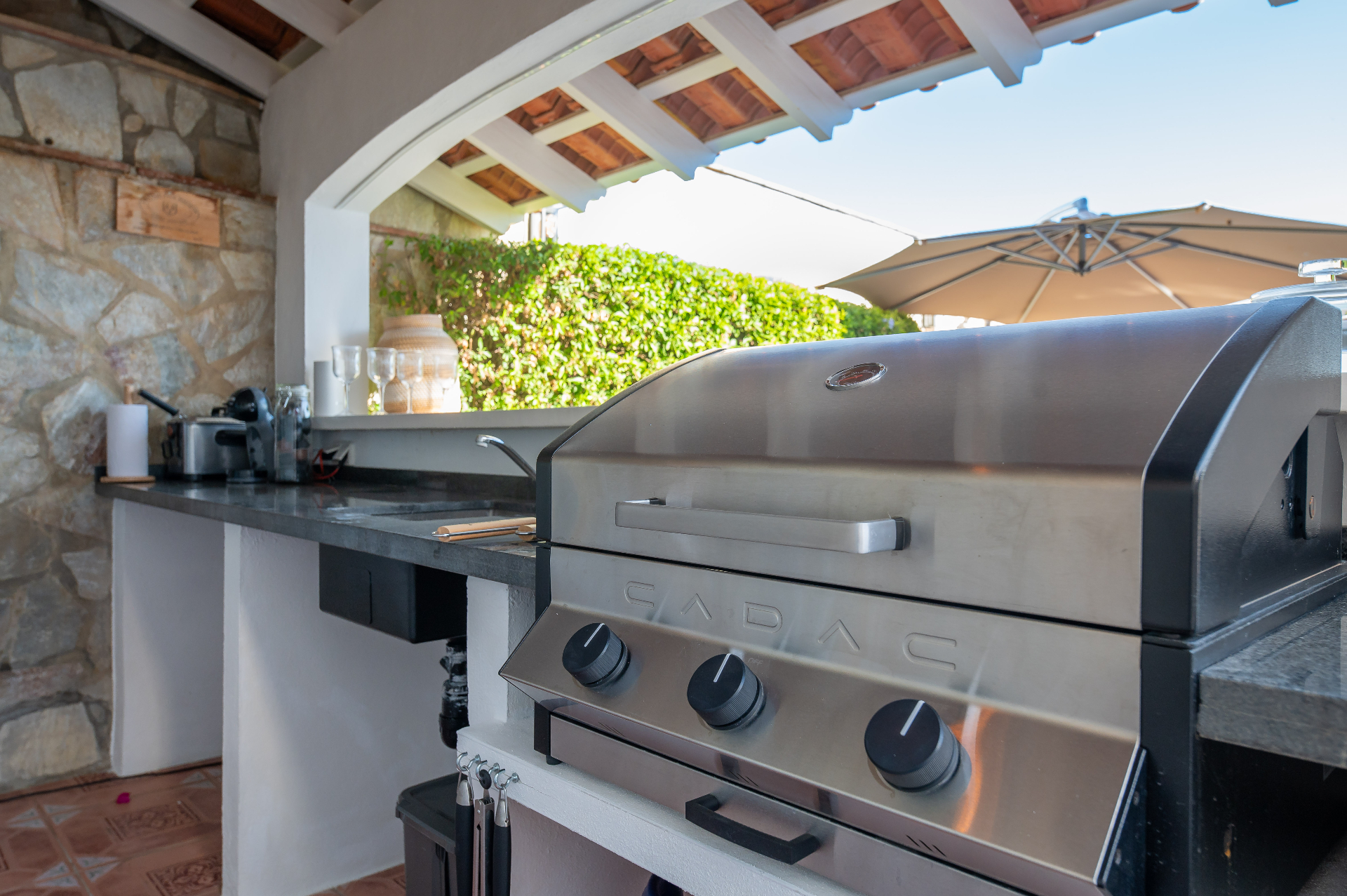 Buitenkeuken met ingebouwde barbecue, werkblad en spoelbak
