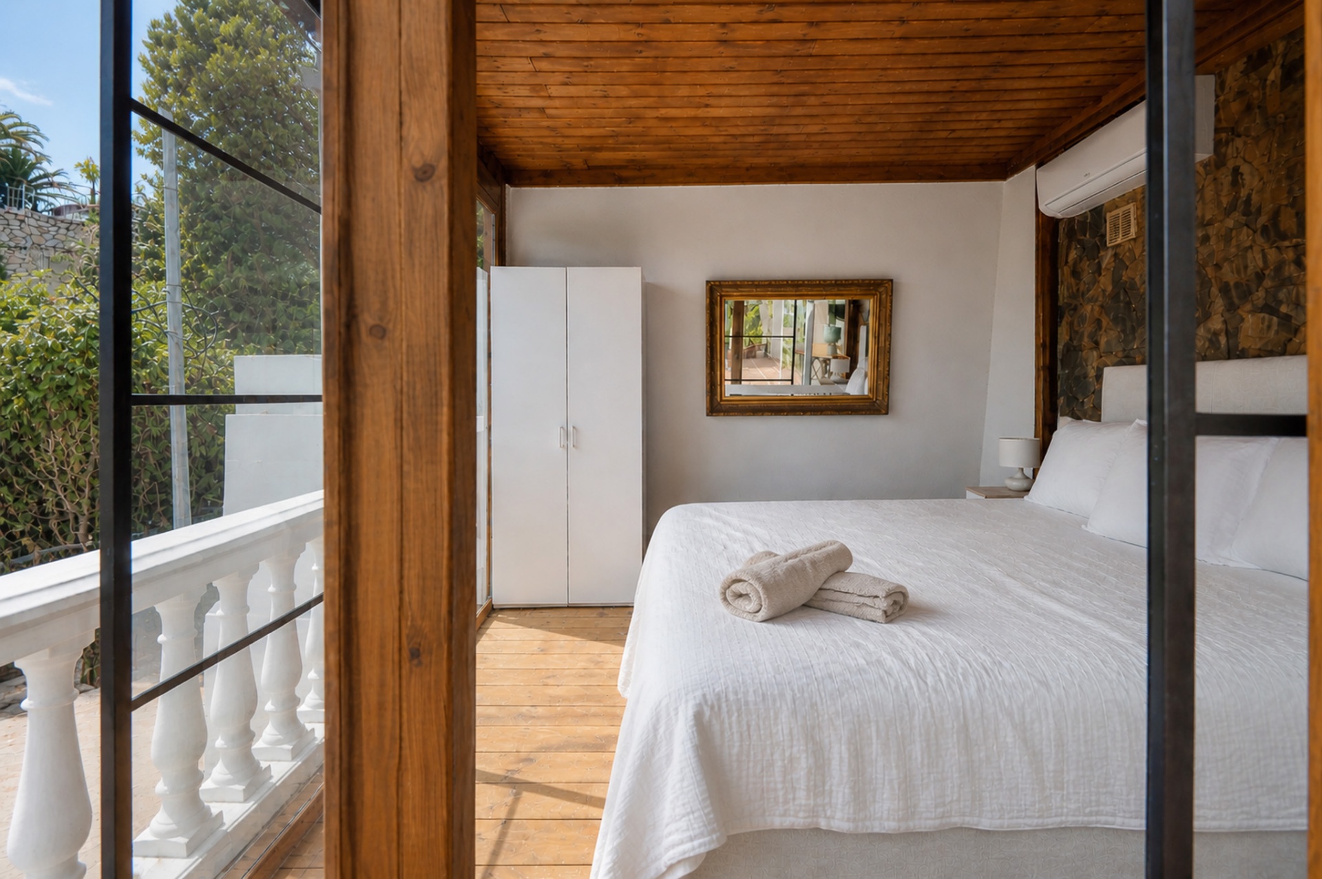 Slaapkamer 4 met balkon, klassieke balustrade en groen uitzicht