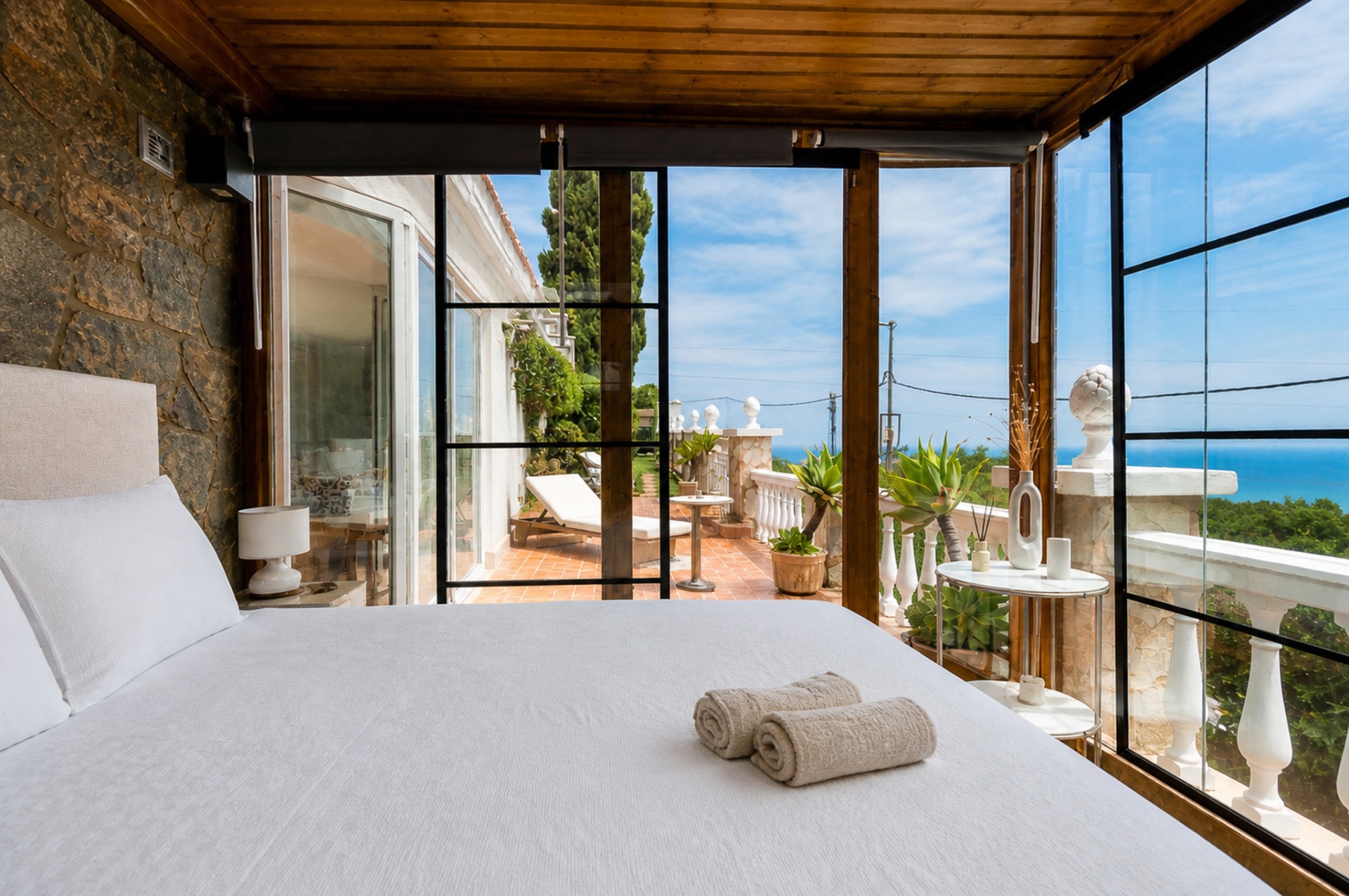 Slaapkamer 4 met panoramisch zeezicht en terras