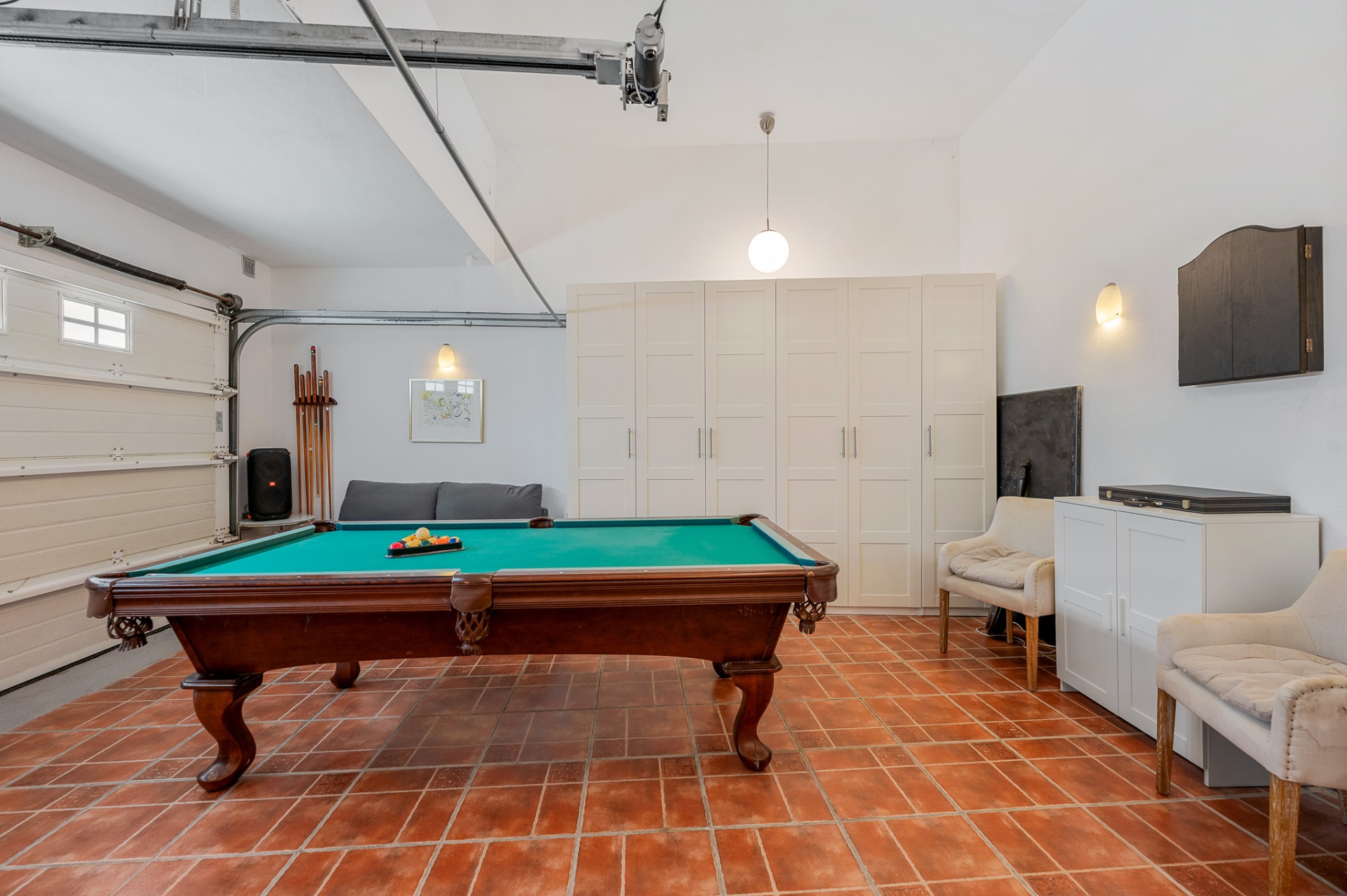 Poolbiljart in de activiteitenruimte met dartbord en zithoek