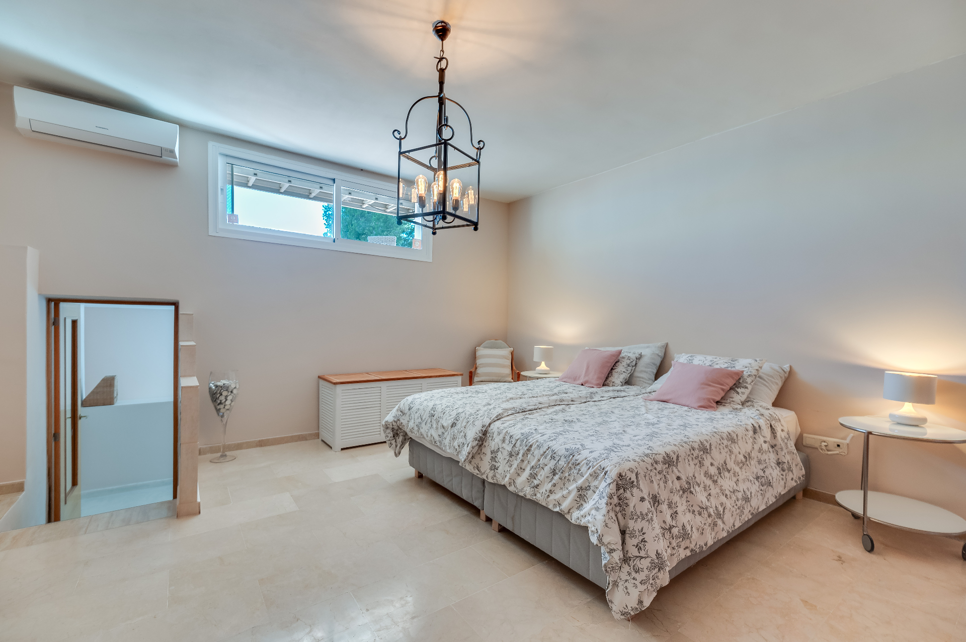 Slaapkamer 1 met tweepersoonsbed en smeedijzeren lantaarn