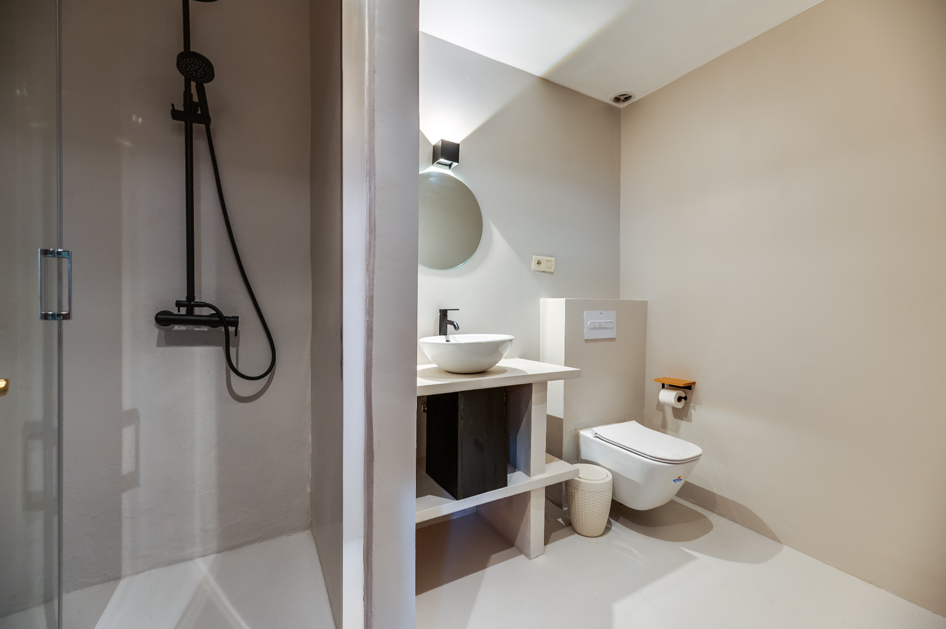 En-suite badkamer slaapkamer 1 met inloopdouche en zwarte kranen