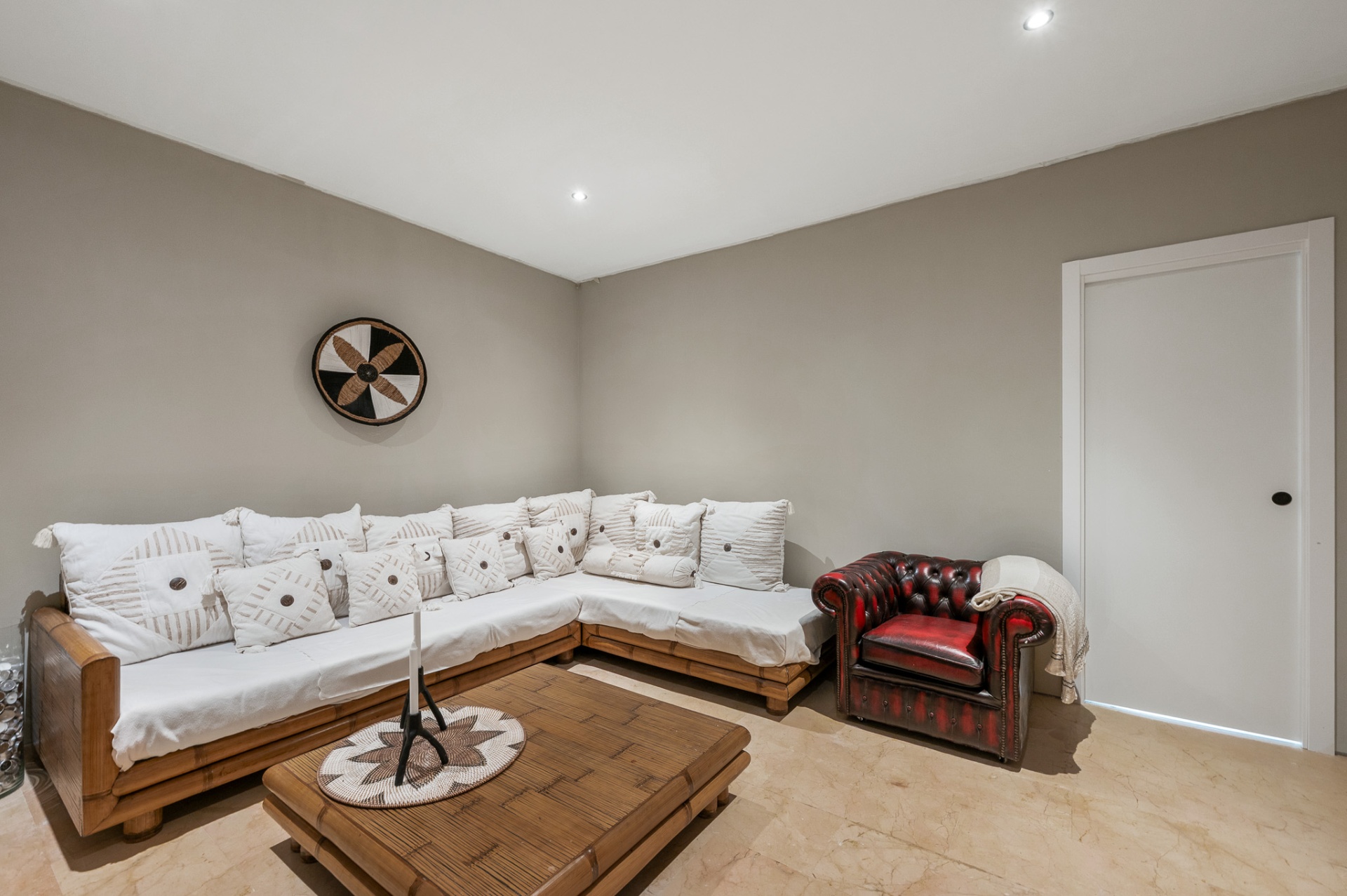 Loungehoek bioscoop met bamboe bank en wanddecoratie