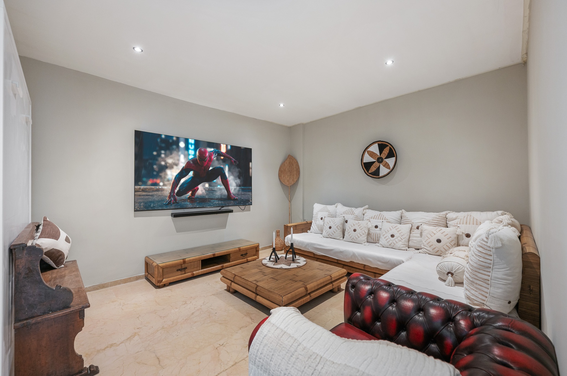 Bioscoopruimte met grote flatscreen, soundbar en loungebank